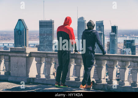 Montreal, CA - 30. März 2017: zwei Männer Blick auf Skyline von Montreal aus Kondiaronk Belvedere Stockfoto