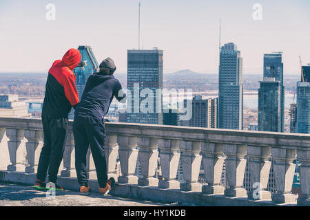 Montreal, CA - 30. März 2017: zwei Männer Blick auf Skyline von Montreal aus Kondiaronk Belvedere Stockfoto