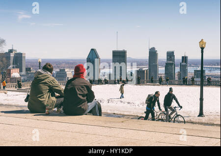 Montreal, CA - 30. März 2017: Menschen genießen einen sonnigen Frühlingstag auf Kondiaronk Belvedere Stockfoto