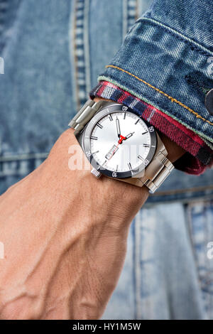 Closeup-Luxus-Uhr am Handgelenk des Mannes, Männer Luxusaccessoire Stockfoto