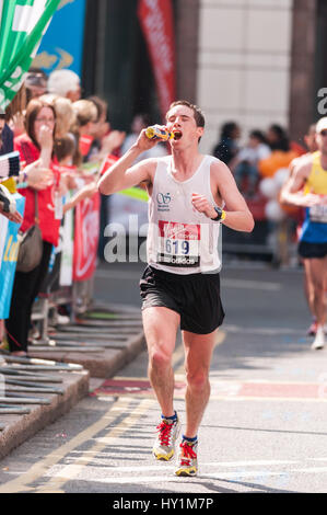 London Marathon männliche Läufer trinken Stockfoto