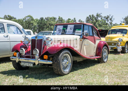 Ein 1995 TD 2000 Roadster, ein MG-Replikat ursprünglich in Australien gebaut wurde; Hotels in Malaysia. Stockfoto