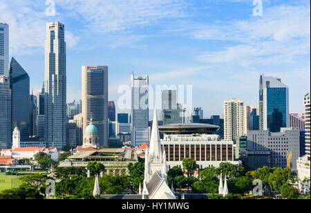 Singapur Stadtbild Blick über St. Andrews Cathedral, National Gallery und Supreme Court in Richtung Wolkenkratzer der Innenstadt Kern CBD Stockfoto