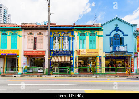 Bunte Geschäftshäusern entlang Serangoon Road, Little India, Singapur Stockfoto
