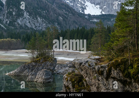 Sonnenaufgang über dem Mt. Mangart und Fusine Seen Stockfoto