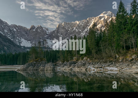 Sonnenaufgang über dem Mt. Mangart und Fusine Seen Stockfoto