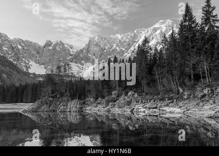 Sonnenaufgang über dem Mt. Mangart und Fusine Seen Stockfoto