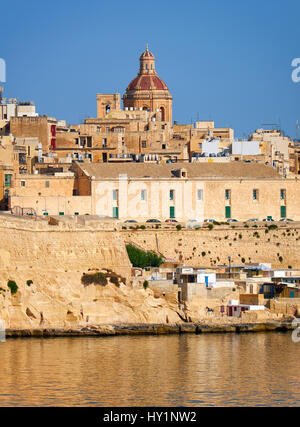 Die Aussicht auf Valletta mit der Kuppel der St.-Nikolaus-Kirche von Kalkara über den Grand Harbour, Malta. Stockfoto