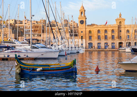 Die traditionellen maltesischen Boot (Luzzu) und Yachten vor Anker im Hafen bei Dockyard Creek vor Malta Maritime Museum. Birgu, Malta. Stockfoto