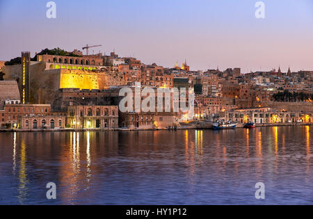 Die am frühen Morgen Blick auf Valletta Hauptstadt Befestigungsanlagen mit Fort Lascaris und Upper und Lower Barrakka Gardens aus dem Wasser des Grand Harbou Stockfoto