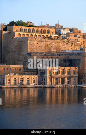 Die am frühen Morgen Blick auf Valletta Hauptstadt Befestigungsanlagen mit Fort Lascaris und Upper und Lower Barrakka Gardens aus dem Wasser des Grand Harbou Stockfoto