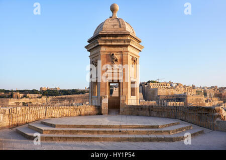 Der Blick auf die Senglea Wachturm mit geformten Symbole (Kranich Vogel, Ohr und Nase) im frühen Morgenlicht. Senglea, Malta. Stockfoto
