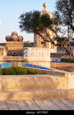 Die am frühen Morgen Aussicht auf Gardjola Garten mit Springbrunnen in der Mitte in Form von dem Malteserkreuz und der Wachturm auf dem Hintergrund Sengle Stockfoto