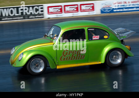 Santa Pod, UK - 23. April 2010: Urknall Camper und Bus-Festival. Green Goblin VW Käfer auf dem Drag Strip. Stockfoto