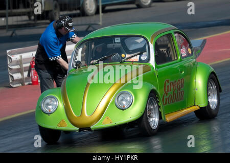 Santa Pod, UK - 23. April 2010: Urknall Camper und Bus-Festival. Green Goblin VW Käfer auf dem Drag Strip. Stockfoto