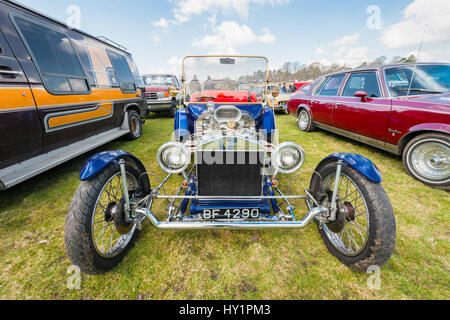 Farnborough, Großbritannien - 29. März 2013: Aufgeladene Oldtimer Ford Hot-Rod auf dem Display an der jährlichen Räder Tag Auto und Bike Show auf in Farnborough, Großbritannien Stockfoto