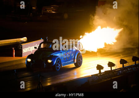 Santa Pod, UK - 29. Oktober 2011: Burnout durch Jet powered Blue Max Beetle auf der Flamme und Donner Drag-Racing-Veranstaltung auf dem Santa Pod Raceway, Northamptons Stockfoto