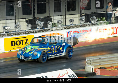 Santa Pod, UK - 29. Oktober 2011: Burnout durch Jet powered Blue Max Beetle auf der Flamme und Donner Drag-Racing-Veranstaltung auf dem Santa Pod Raceway, Northamptons Stockfoto