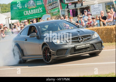 Laverstoke, Hampshire, UK - 25. August 2016: Durchdrehen der Räder und Drift durch eine Luxus Mercedes AMG bei der CarFest Ereignis in Laverstoke, Großbritannien Stockfoto