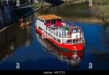 Fürstbischof Fluss Kreuzer am Fluss Wear in Durham, Großbritannien Stockfoto