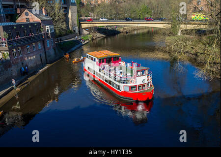 Fürstbischof Fluss Kreuzer am Fluss Wear in Durham, Großbritannien Stockfoto