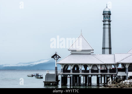 Die schöne schwimmende Masjid Besar Moschee auf Pulau Perhentian Island (kleine Perhentian) Malaysia direkt an der nordöstlichen Küste von Festland Malaysia. Stockfoto