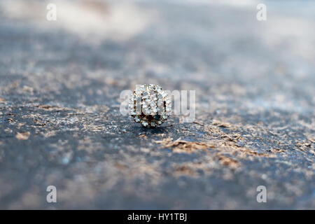 Traditionelle Hochzeit Ring auf dem rauen Boden. Stockfoto