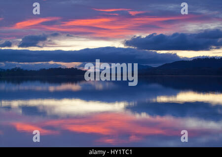 Sonnenuntergang über Loch Insh, Cairngorms National Park, Highlands, Schottland, UK, November 2011. Stockfoto