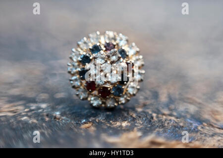 Traditionelle Hochzeit Ring auf dem rauen Boden. Stockfoto