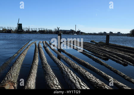 Alten Stil Windmühlen in der Industrie auf Wasserstraße in Dutch Country Seite Stockfoto