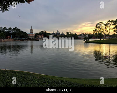 Sonnenuntergang über dem See bei Epcot World Showcase, Dismeyworld Stockfoto