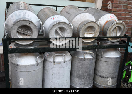 Metall Milch Kanister auf Metallständer Stockfoto