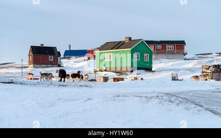 Bunte Häuser in der winzigen Inuit Dorf Oqaatsut in West Greenlamd Stockfoto