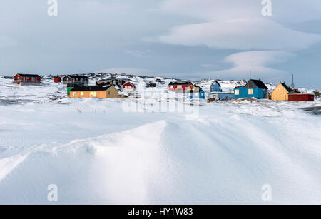 Bunte Häuser in der winzigen Inuit Dorf Oqaatsut in West Greenlamd Stockfoto