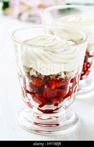 Dessert mit reife Erdbeeren, Schlagsahne und Keks Stockfoto