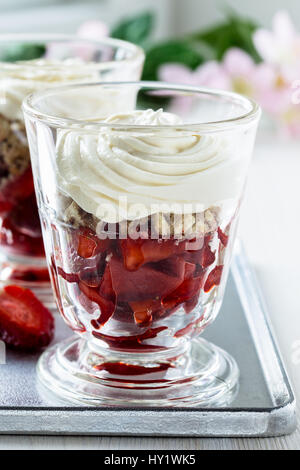 Dessert mit reife Erdbeeren, Schlagsahne und Keks Stockfoto