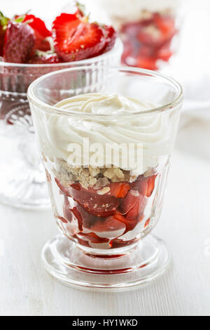 Dessert mit reife Erdbeeren, Schlagsahne und Keks Stockfoto