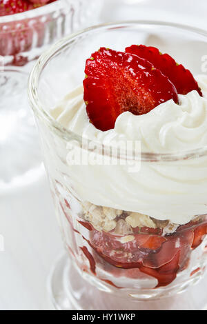 Dessert mit reife Erdbeeren, Schlagsahne und Keks Stockfoto