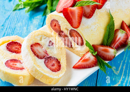 Hausgemachte Biskuitroulade Biskuit-Torte mit Erdbeeren Stockfoto