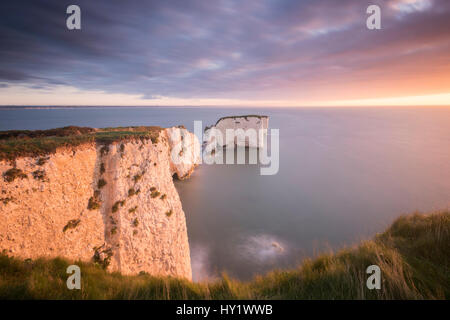 Old Harry Rocks, farbenfrohen Sonnenaufgang mit Blick auf die Isle Of Wight, Studland, Dorset, UK. September. Stockfoto