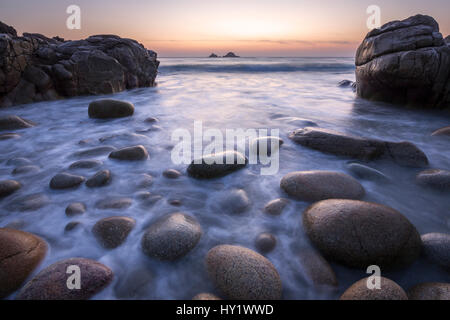 Porth Nanven (The Kinderbett Valley), anzeigen Blick auf die Brisons bei Sonnenuntergang, nr St Just, West Cornwall, UK September. Stockfoto