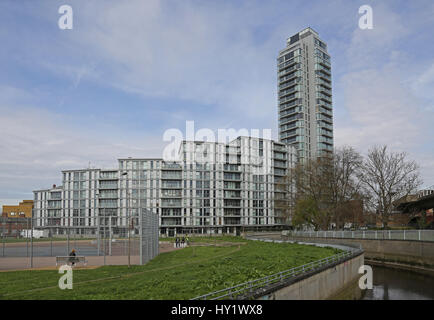 Neue High-Rise Wohnanlage an der Deptford Brücke, London. Auf der A2 Hauptstraße gelegen ist es ein neu regenerierten Bereich nun in der DLR Stockfoto