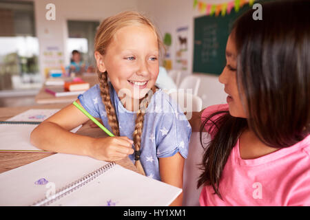 Zwei beste Freundinnen in einem Schreibtisch Stockfoto