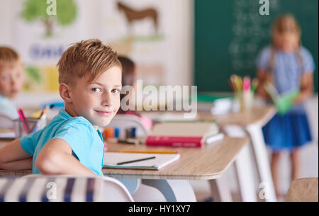 Kleiner Junge während des Unterrichts Stockfoto