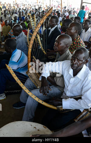 UGANDA, Arua, Heilige Messe am Sonntag, Musiker spielen Enanga Saiteninstrument, Trog Zither / Sonntagsmesse in der Dorfkirche, Kirchenmusik Mit Ennanga Saiteninstrument Aehnlich Einer Zither Stockfoto