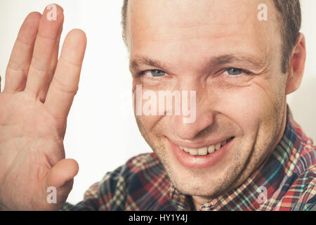 Close-up-Studio-Porträt von freundlichen jungen Erwachsenen europäischen Mann in bunten casual Hemd Stockfoto