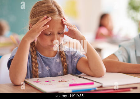 Nahaufnahme der nachdenkliche blonde Haare Mädchen Stockfoto