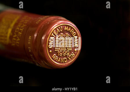 Dieses Foto zeigt oben auf einer einzigen Flasche Château Margaux einen sehr leckeren französischen Rotwein. Stockfoto
