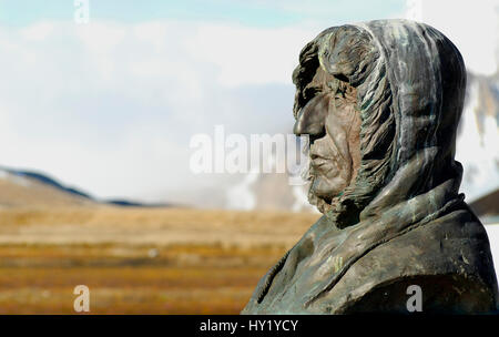 Dieses Foto zeigt eine Statue von Roald Amundsen in dem abgelegenen Dorf Ny Alesund; Spitzbergen. Amundsen war ein norwegischer Entdecker der Polarregionen Stockfoto