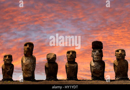 Dieses Bild zeigt 6 Moai Statuen am Ahu Tongariki auf der Osterinsel Stockfoto